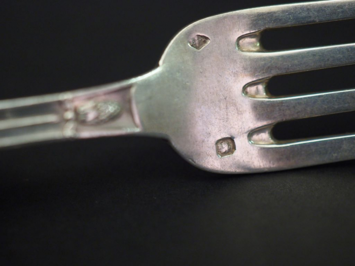 Suite de six couverts à entremets de style Empire en argent, poinçon M