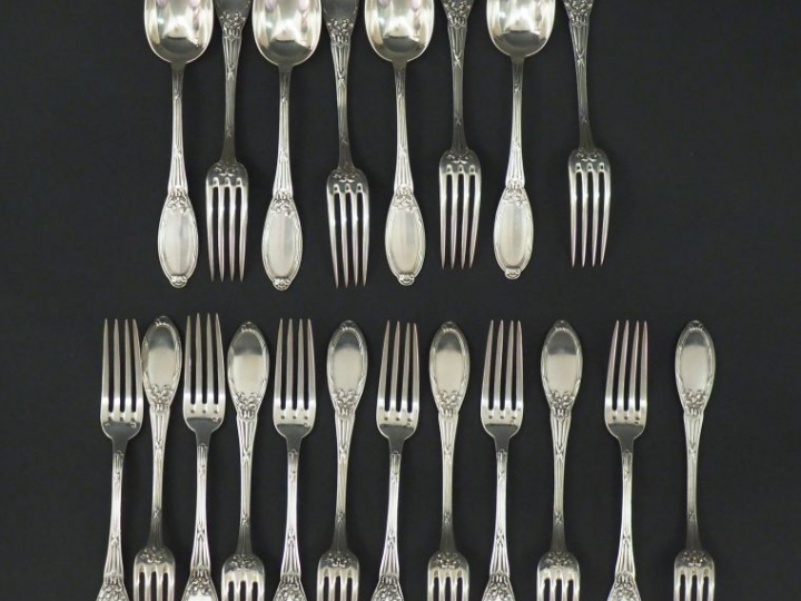Quatre couverts et douze fourchettes à entremets de style Louis XVI en