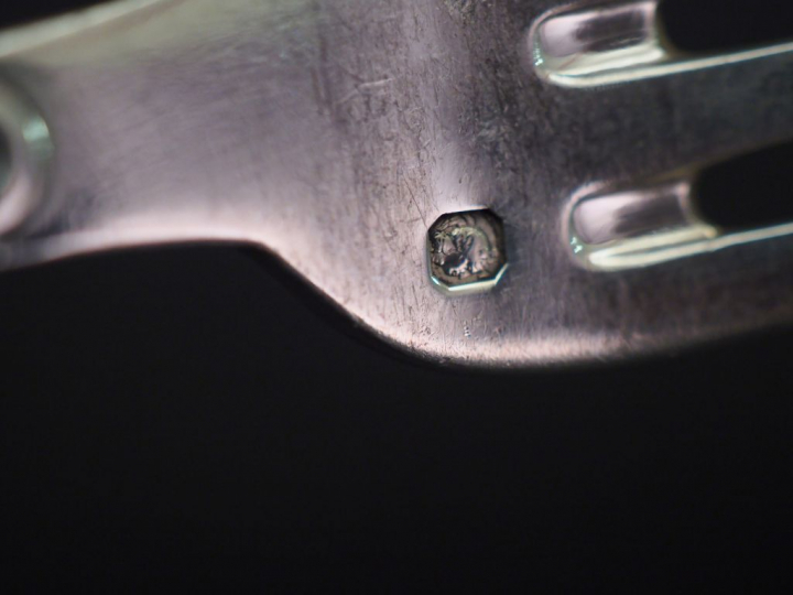 Quatre couverts et douze fourchettes à entremets de style Louis XVI en