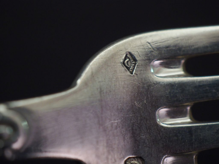 Quatre couverts et douze fourchettes à entremets de style Louis XVI en