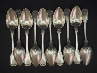 Vente aux enchères Suite de dix grandes cuillères en argent, poinçon Minerve, modèle à fi