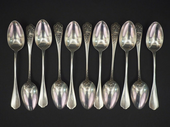 Suite de onze petites cuillères de style rocaille en argent, poinçon M