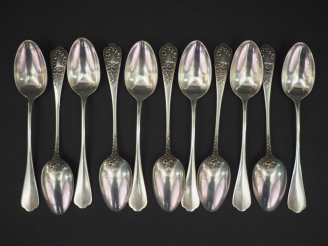Vente aux enchères Suite de onze petites cuillères de style rocaille en argent, poinçon M