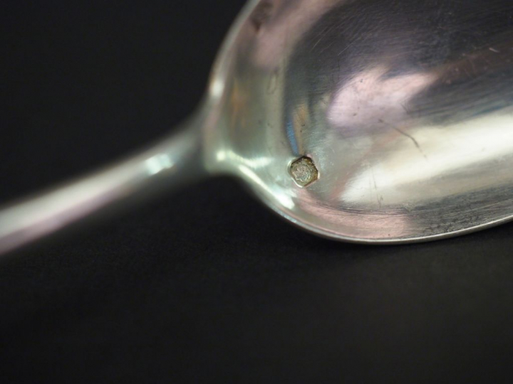 Suite de onze petites cuillères de style rocaille en argent, poinçon M