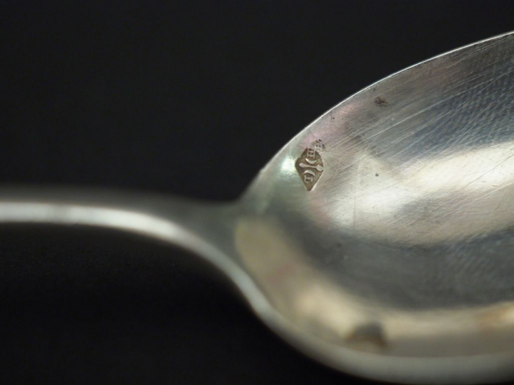 Suite de onze petites cuillères de style rocaille en argent, poinçon M