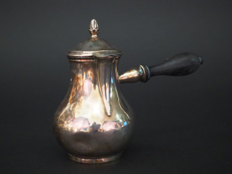 Vente aux enchères Petite verseuse égoiste en argent lisse de style Louis XVI.  Prise du 