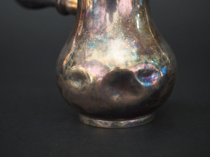 Petite verseuse égoiste en argent lisse de style Louis XVI.  Prise du 