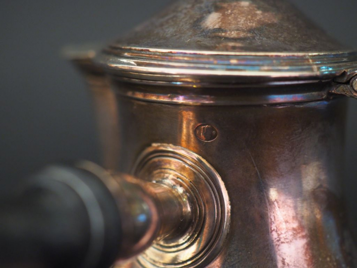 Petite verseuse égoiste en argent lisse de style Louis XVI.  Prise du 