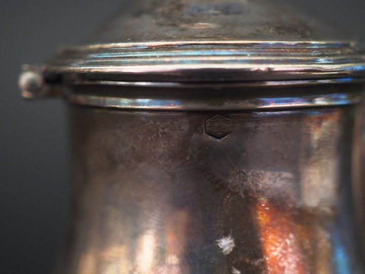 Petite verseuse égoiste en argent lisse de style Louis XVI.  Prise du 