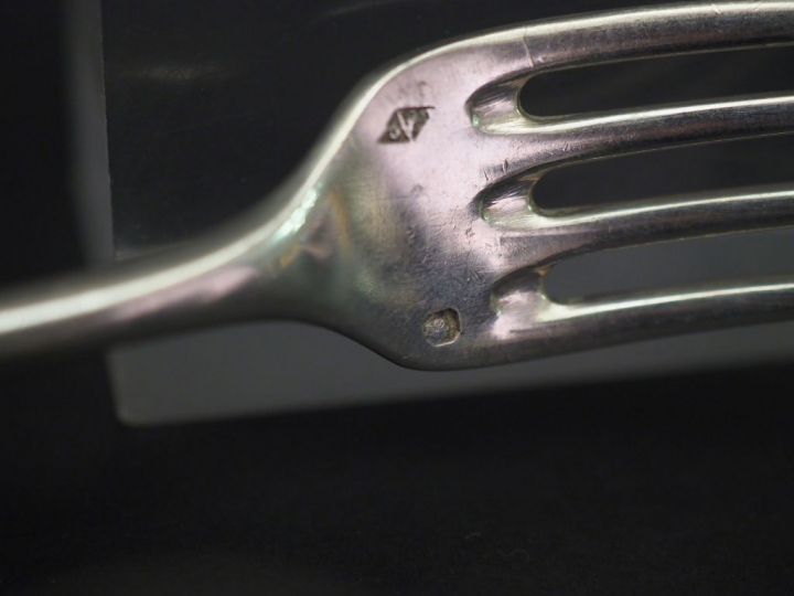 Suite de six couverts à entremets en argent, poinçon Minerve, modèle f