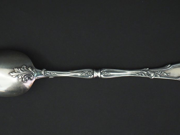 Fourchette à servir de style rocaille en argent, poinçon Minerve, à dé