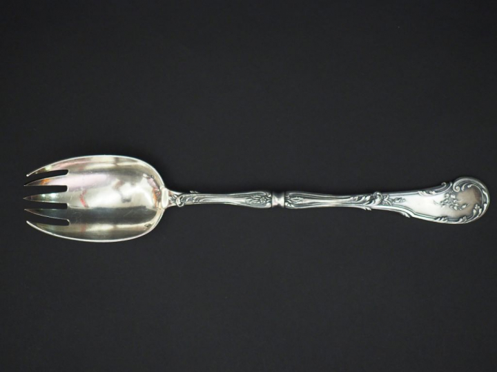 Fourchette à servir de style rocaille en argent, poinçon Minerve, à dé