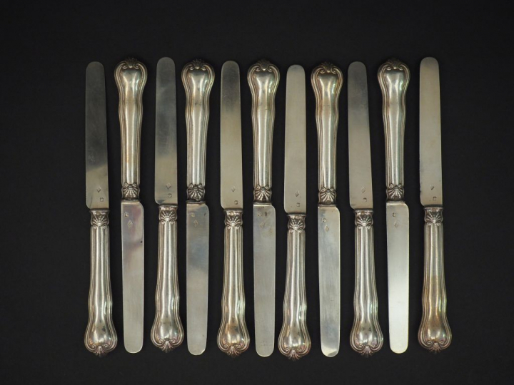 Suite de onze couteaux à fromage de style Louis XV, lame argent, poinç