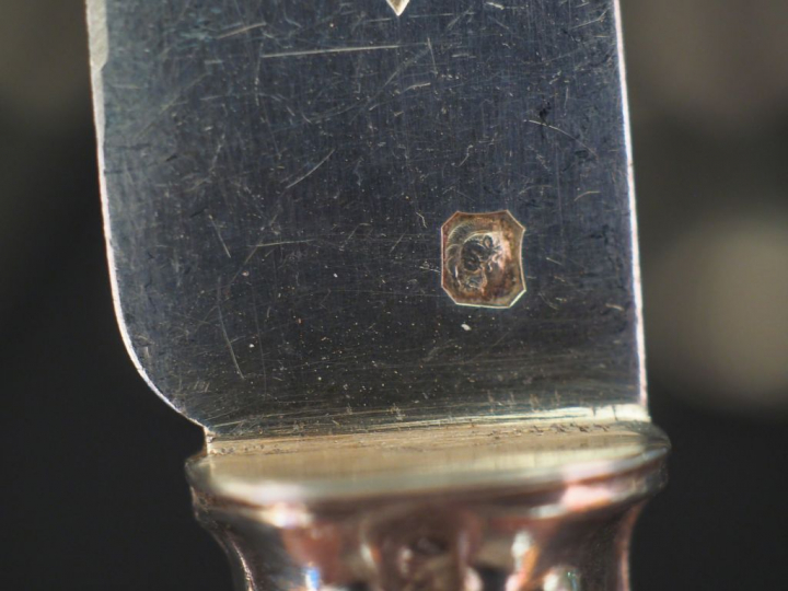 Suite de onze couteaux à fromage de style Louis XV, lame argent, poinç