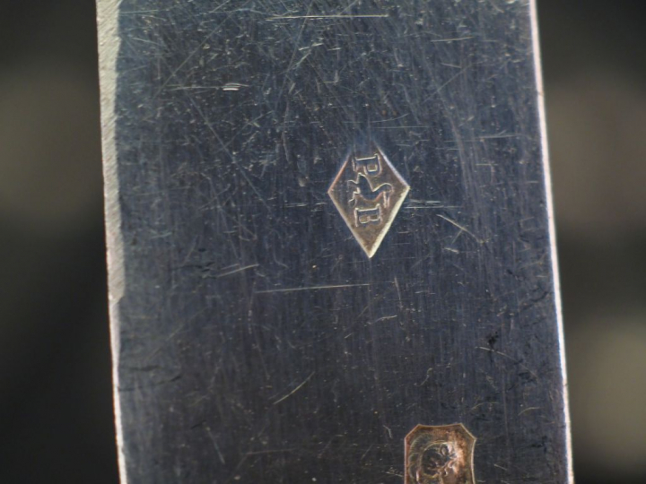 Suite de onze couteaux à fromage de style Louis XV, lame argent, poinç