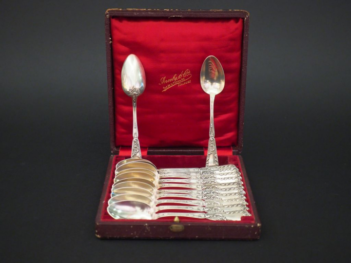 Suite de douze petites cuillères de style rocaille en argent, poinçon 