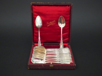 Vente aux enchères Suite de douze petites cuillères de style rocaille en argent, poinçon 