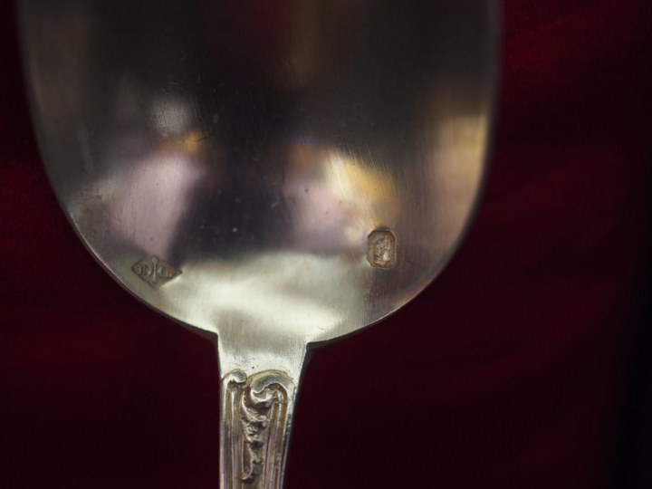 Suite de douze petites cuillères de style rocaille en argent, poinçon 