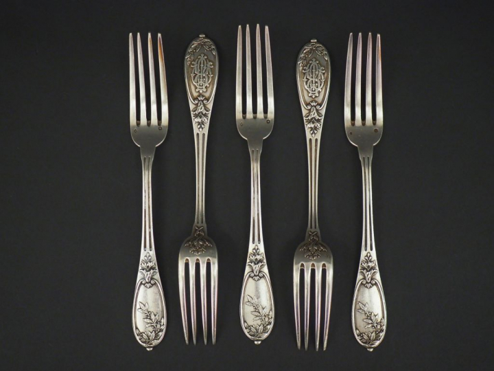 Suite de cinq grandes fourchettes en argent, poinçon Minerve, modèle f