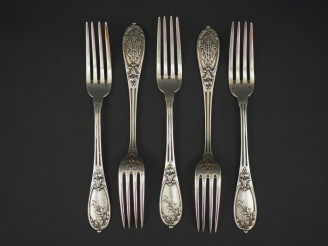 Vente aux enchères Suite de cinq grandes fourchettes en argent, poinçon Minerve, modèle f
