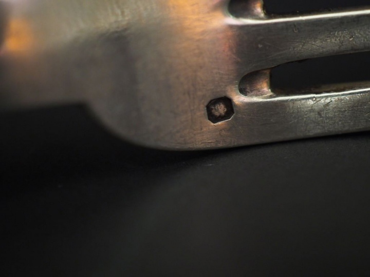 Suite de cinq grandes fourchettes en argent, poinçon Minerve, modèle f