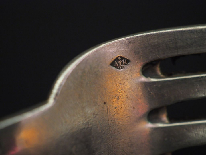 Suite de cinq grandes fourchettes en argent, poinçon Minerve, modèle f