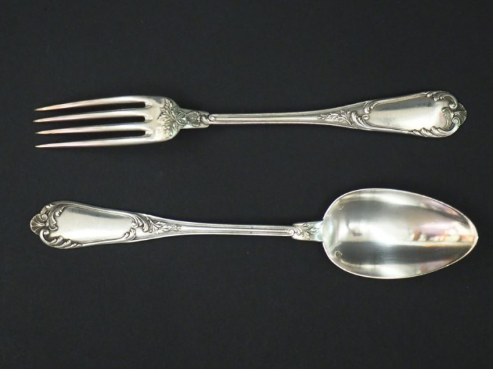 Suite de douze couverts à entremets de style Louis XV en argent, poinç