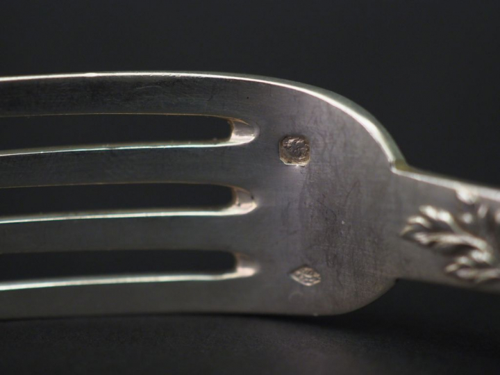 Suite de douze couverts à entremets de style Louis XV en argent, poinç