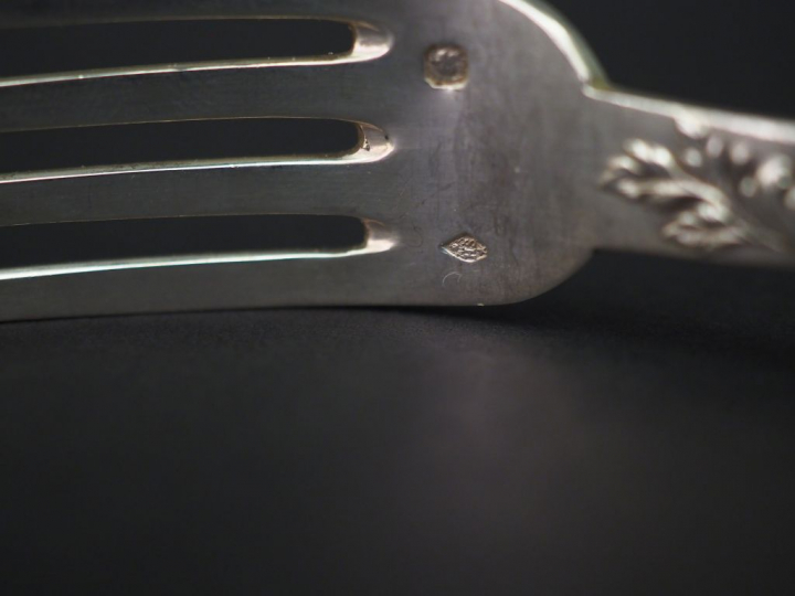 Suite de douze couverts à entremets de style Louis XV en argent, poinç