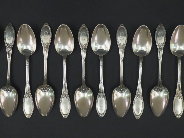 Suite de douze cuillères à entremets de style Louis XVI en argent, poi