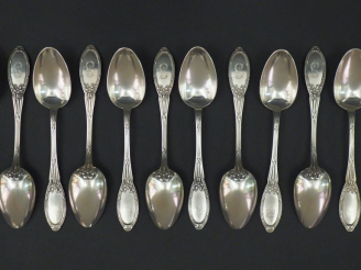 Vente aux enchères Suite de douze cuillères à entremets de style Louis XVI en argent, poi