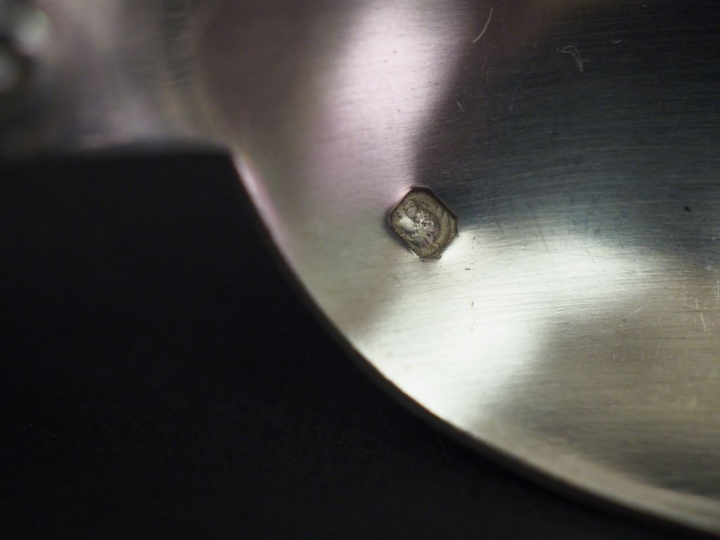 Suite de douze cuillères à entremets de style Louis XVI en argent, poi