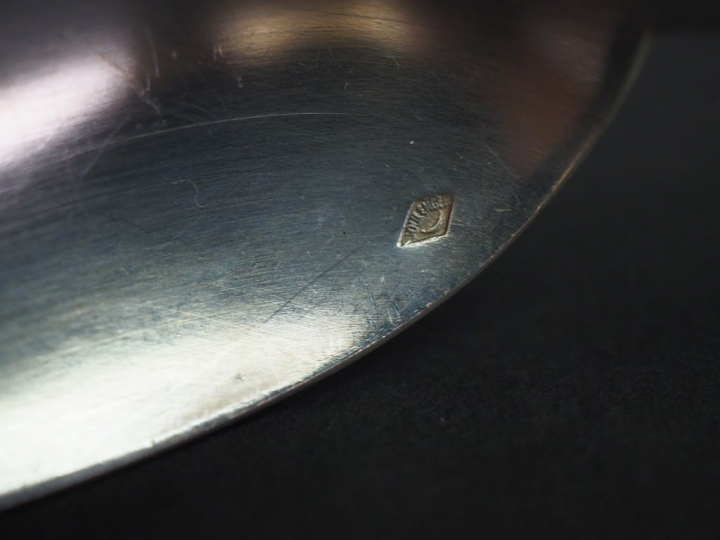 Suite de douze cuillères à entremets de style Louis XVI en argent, poi