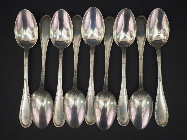 Suite de huit petites cuillères de style Louis XVI en argent, poinçon 