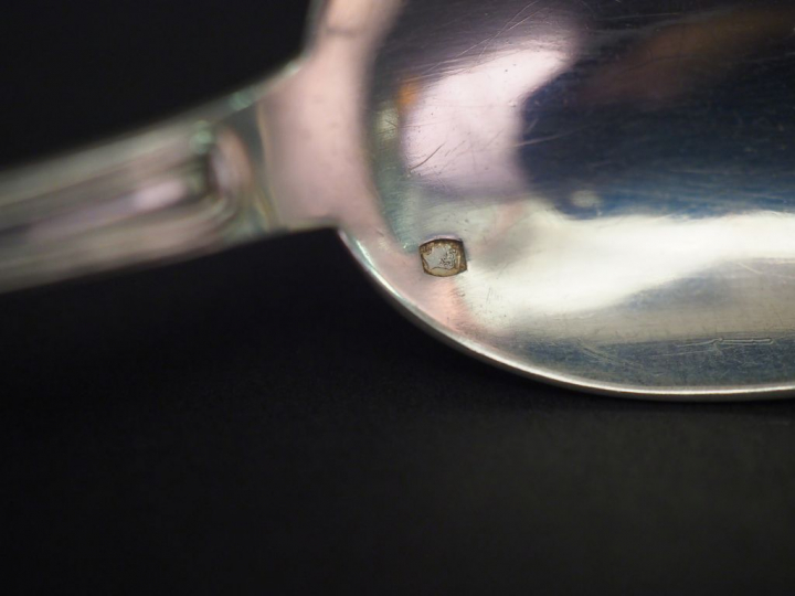 Suite de huit petites cuillères de style Louis XVI en argent, poinçon 