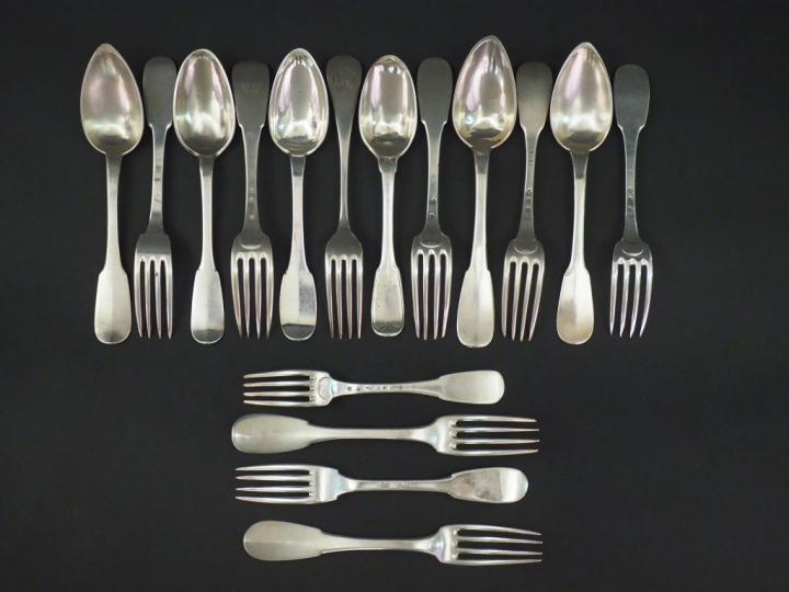 Dix grandes fourchettes et six grandes cuillères en argent, poinçons e