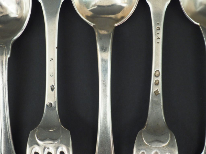 Dix grandes fourchettes et six grandes cuillères en argent, poinçons e