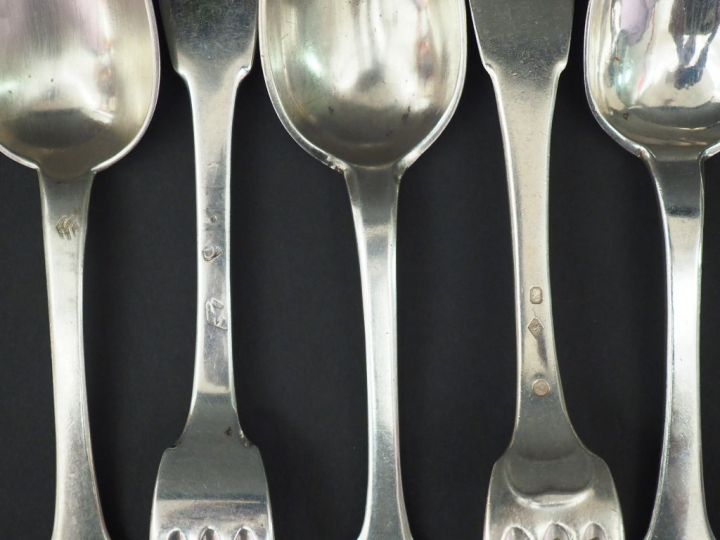 Dix grandes fourchettes et six grandes cuillères en argent, poinçons e