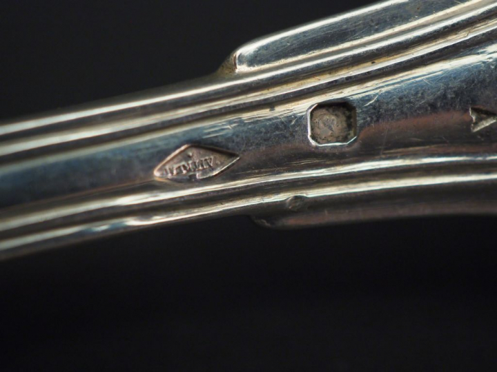 Ensemble comprenant :  - deux grands couverts et deux fourchettes en a