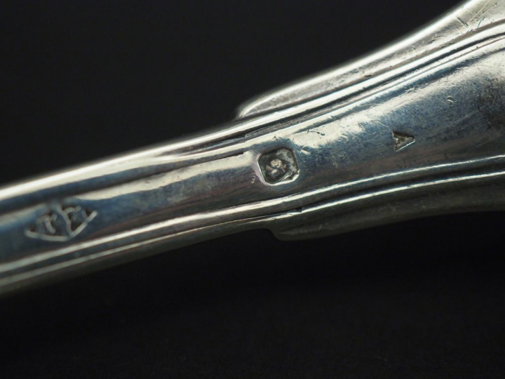 Ensemble comprenant :  - deux grands couverts et deux fourchettes en a