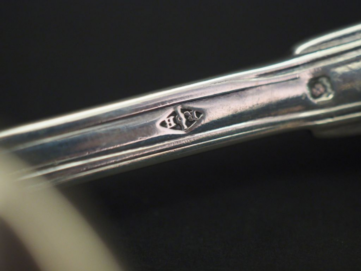 Ensemble comprenant :  - deux grands couverts et deux fourchettes en a