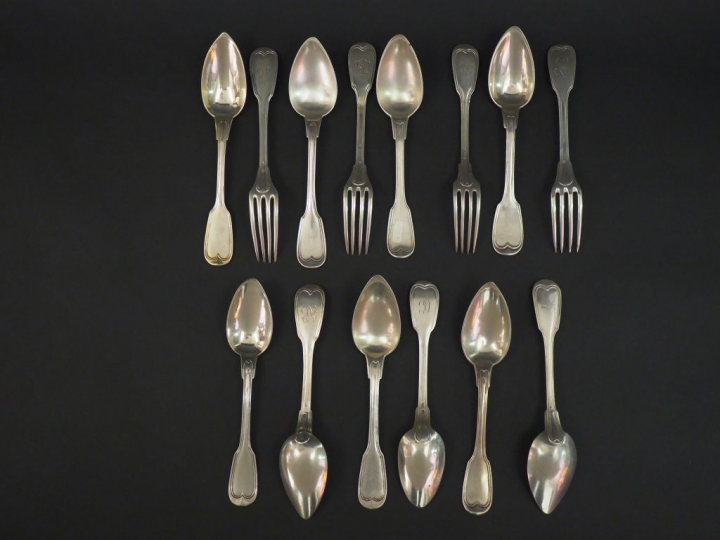 Ensemble comprenant quatre grands couverts et six cuillères en argent 