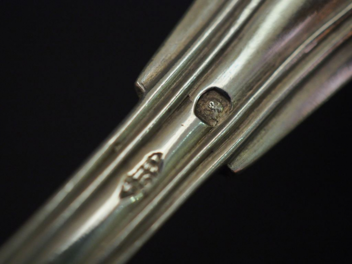 Ensemble comprenant quatre grands couverts et six cuillères en argent 