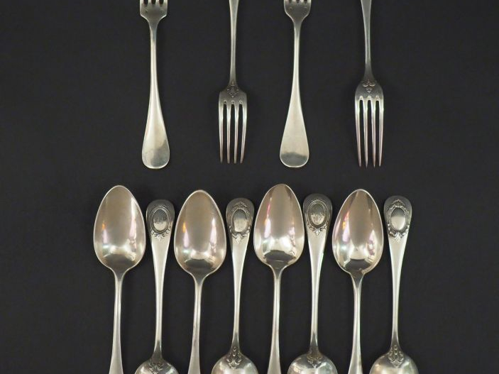 Ensemble comprenant quatre grandes fourchettes et huit grandes cuillèr