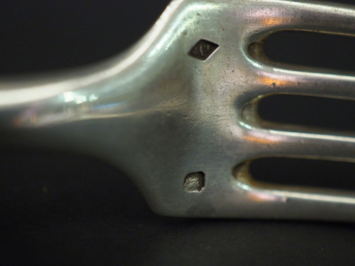 Ensemble comprenant quatre grandes fourchettes et huit grandes cuillèr