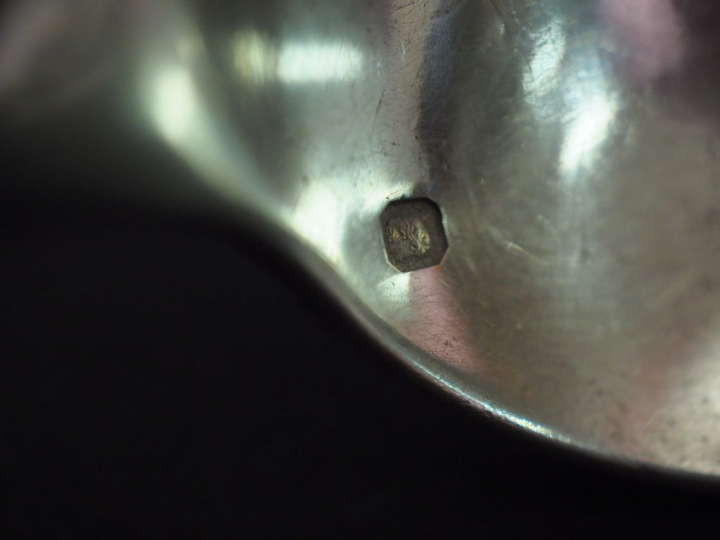 Ensemble comprenant quatre grandes fourchettes et huit grandes cuillèr