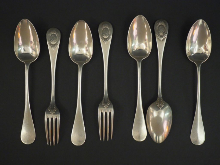 Ensemble comprenant :  - deux grands couverts et deux cuillères de sty