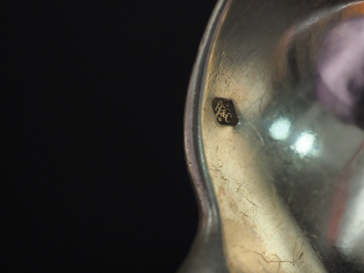 Ensemble comprenant :  - deux grands couverts et deux cuillères de sty