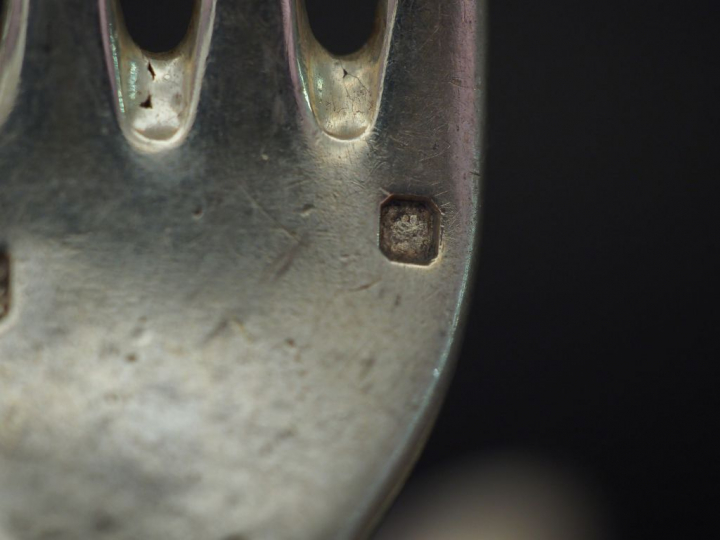 Ensemble comprenant :  - deux grands couverts et deux cuillères de sty