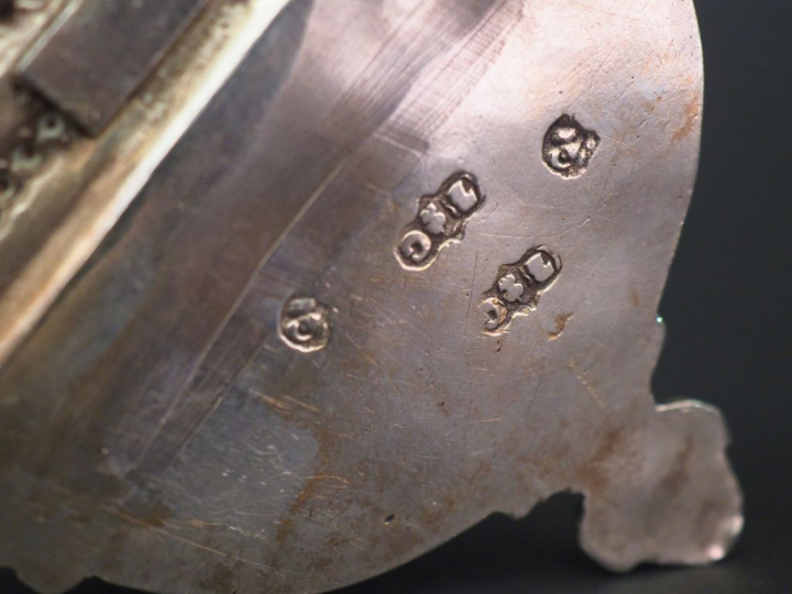 Bénitier de style Louis XVI en argent, à décor de nœud de ruban, de ra